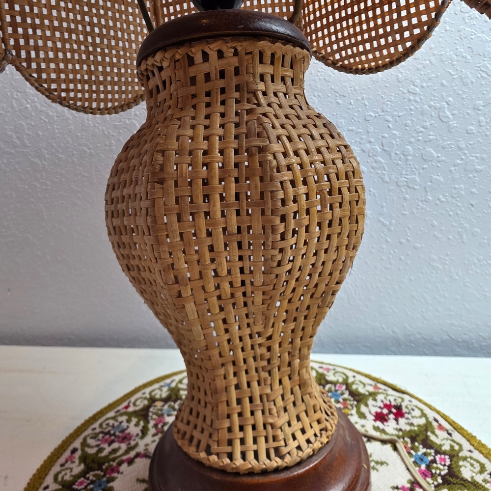 Vintage Wicker Rattan & Wood Table Lamp Scallop Shade Woven Boho Beachy Coastal - Picture 4 of 9